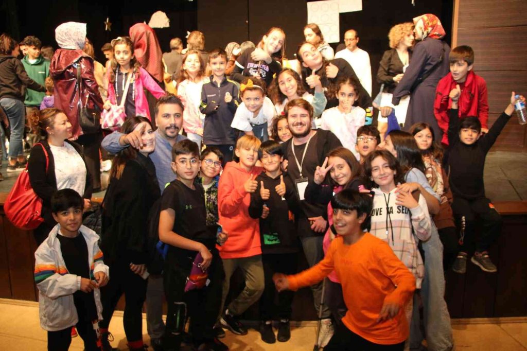 Elazığ’da ’Momo’ adlı çocuk tiyatro oyununa yoğun ilgi