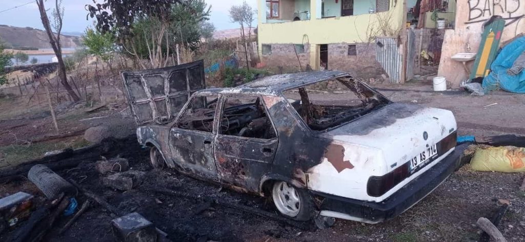 Elazığ’da park halindeki araç küle döndü