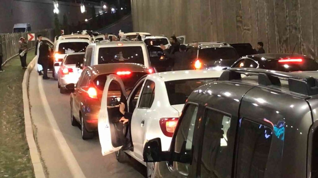 Elazığ’da pes dedirten görüntü, yolu kesip çiftetelli oynadılar