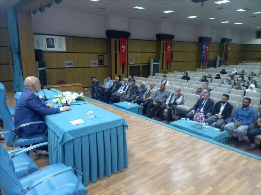 Elazığ’da umre seminerleri başladı