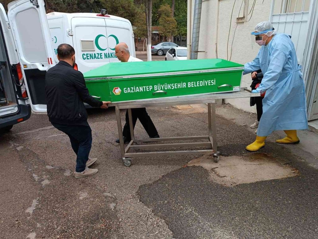 Eşinin cenazesine yetişmeye çalışırken kazada öldü