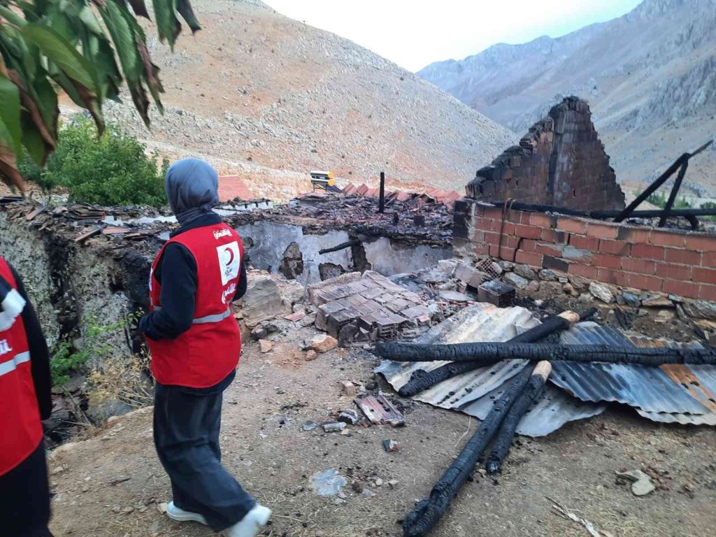 Evi yanan aileye Kızılay’dan yardım eli