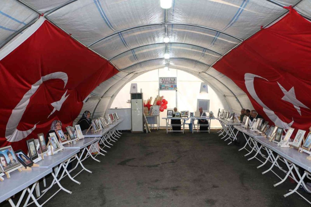 Evlat nöbeti tutan babadan kızına ’teslim ol’ çağrısı