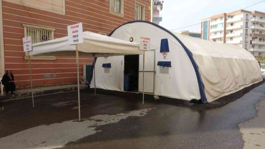 Evlat nöbetindeki anne dağdaki kızına seslendi: “Orası boş dava; annenin yuvasından başka güzel bir yer yok”