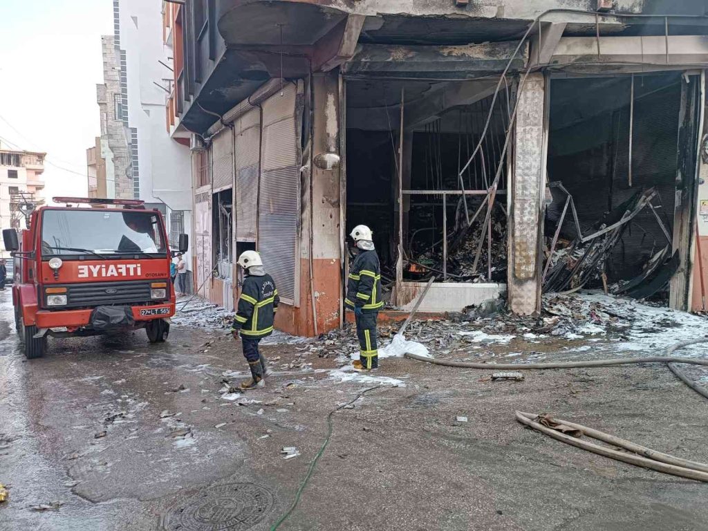 Gaziantep’te ecza deposunda korkutan yangın