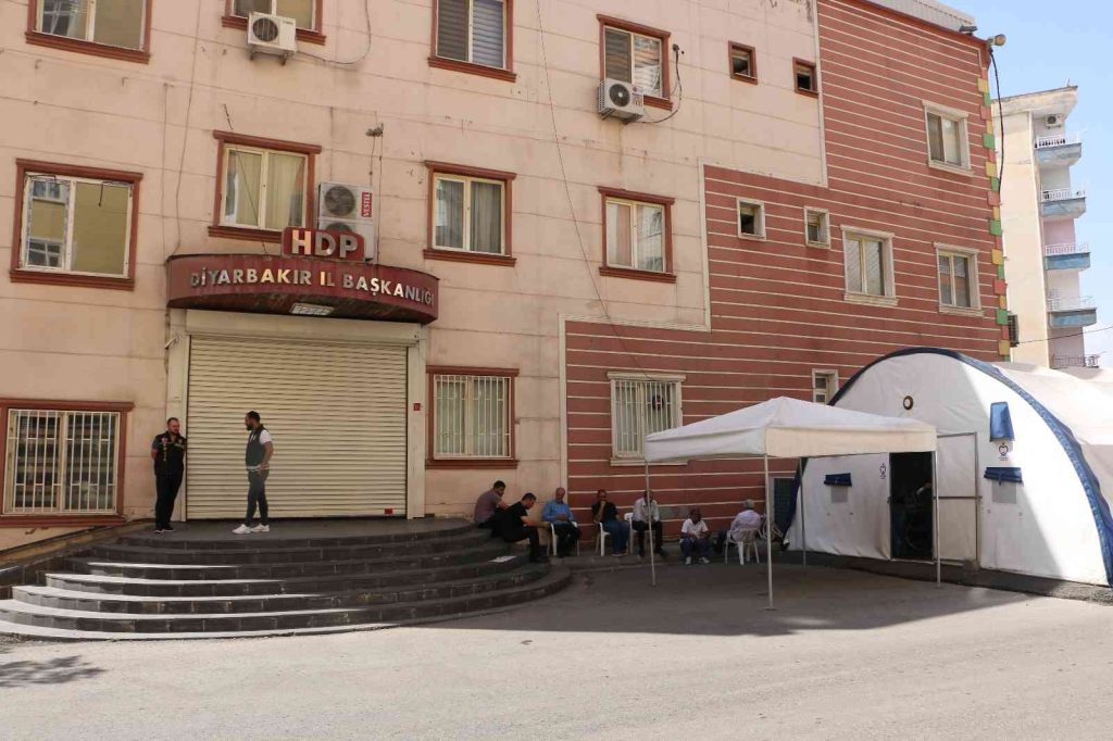 HDP’ye kepenk kapattıran ailelerin evlat nöbeti bin 127’nci gününde
