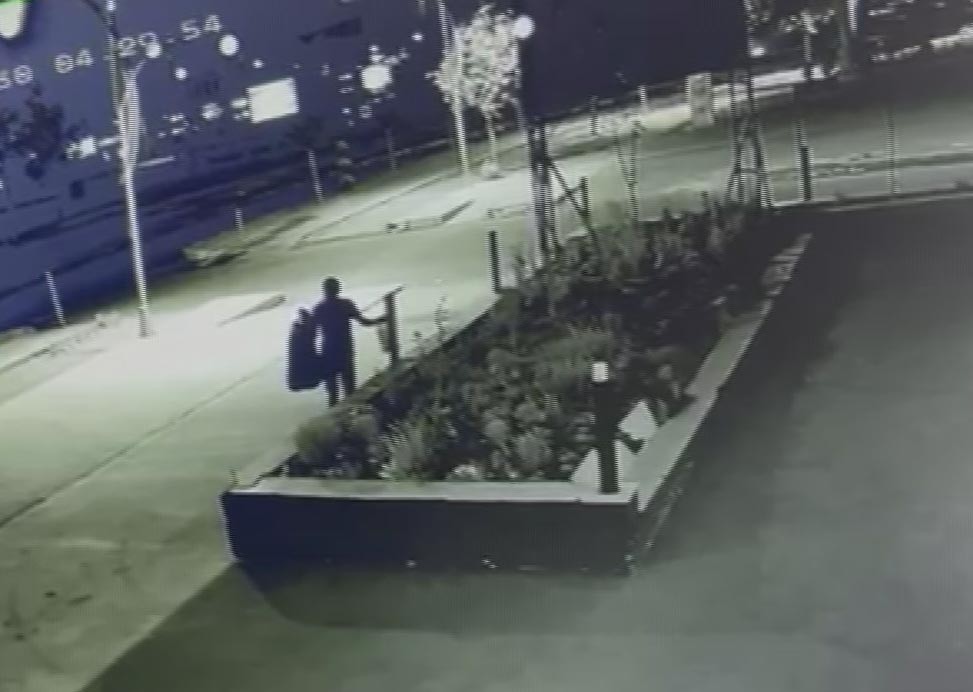 Hırsıza sitemi güldürdü, o anlar kameralara yansıdı