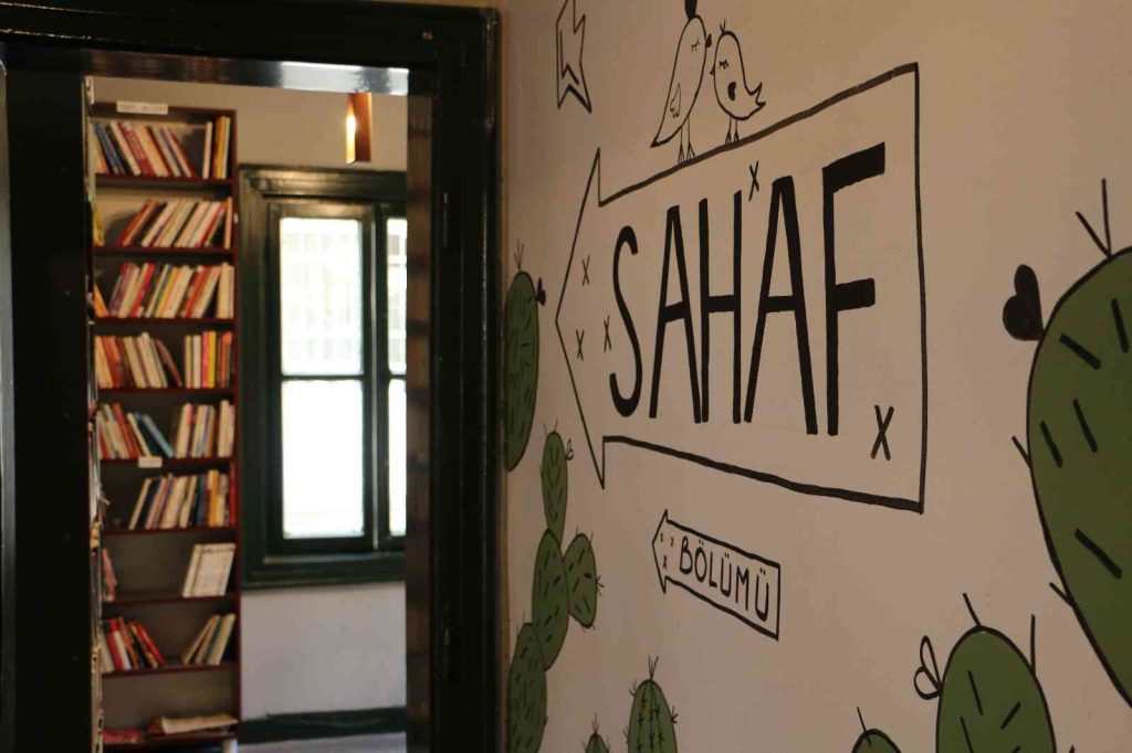 İki arkadaş kendi imkanlarıyla açtıkları merkezde öğrencilere destek çıkıyor