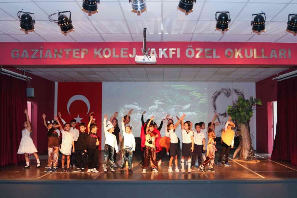 İlkokul öğrencileri sokak hayvanları için sahne aldı