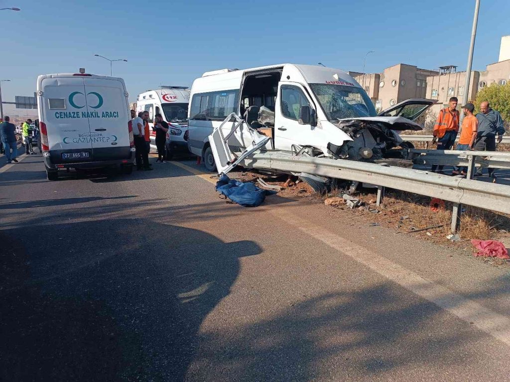 İşçi servisi bariyerlere saplandı: 1 ölü, 5 yaralı