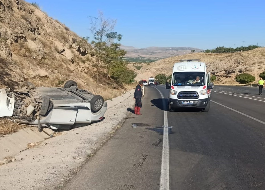 Karşı şeride geçen araç otomobille çarpıştı: 3 yaralı