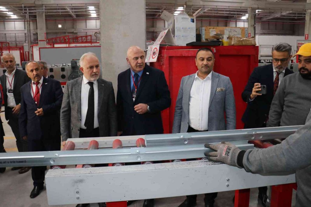 Kızılay Genel Başkanı Kınık, Türk Kızılay Malatya Merkez Üssü’nde incelemelerde bulundu