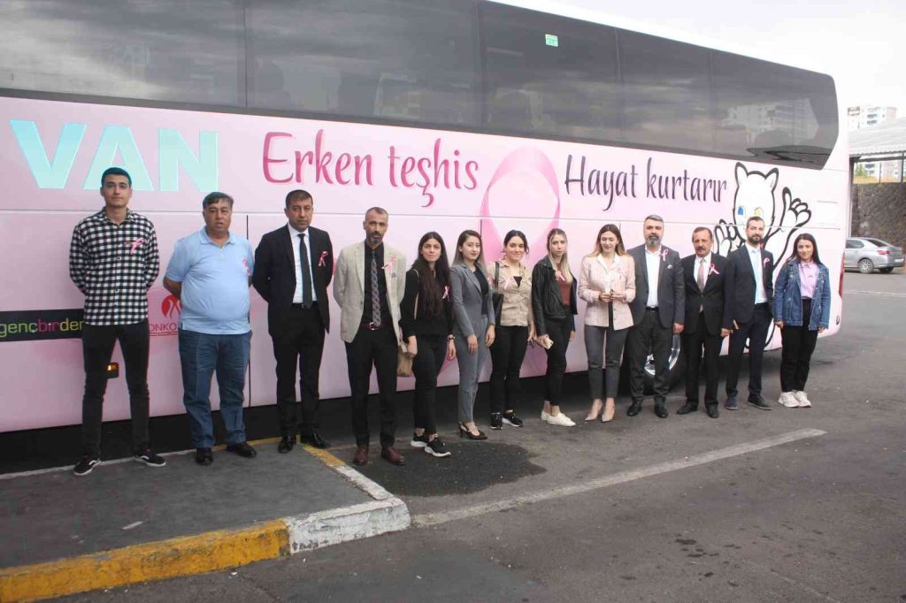 Meme kanserinde farkındalık için ’pembe’ otobüs