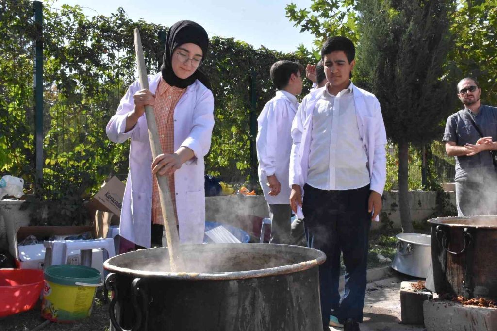 Meslek lisesinde şıra şenliği