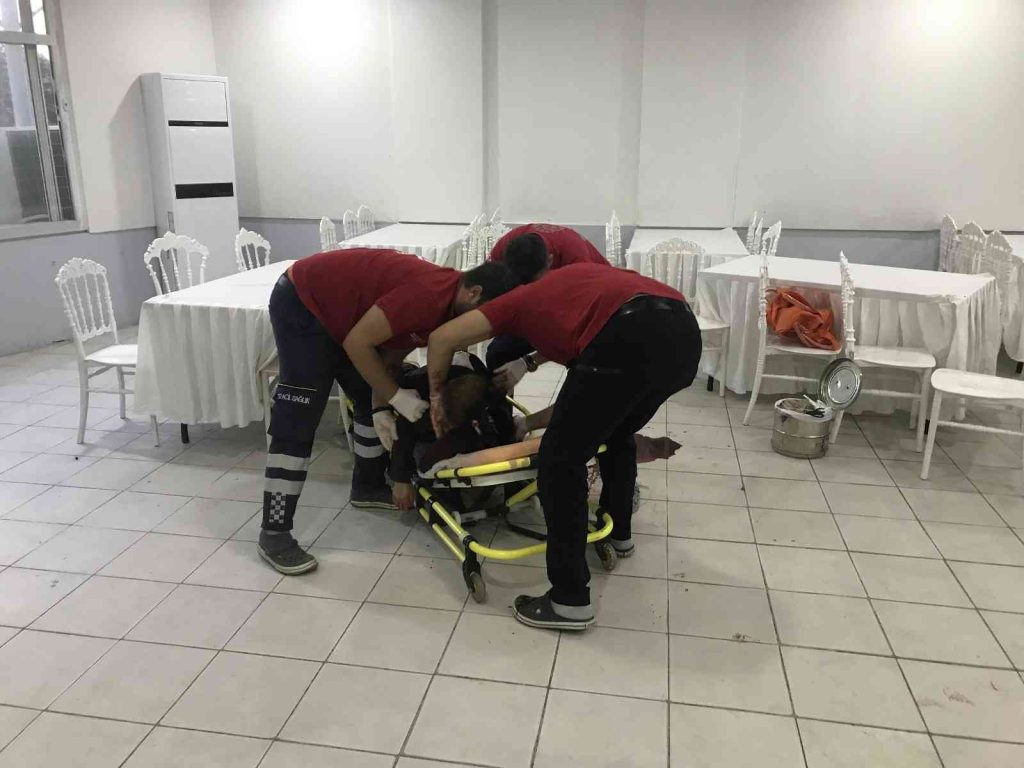 Oğlunun düğününde, eşini öldürüp kızını yaraladı