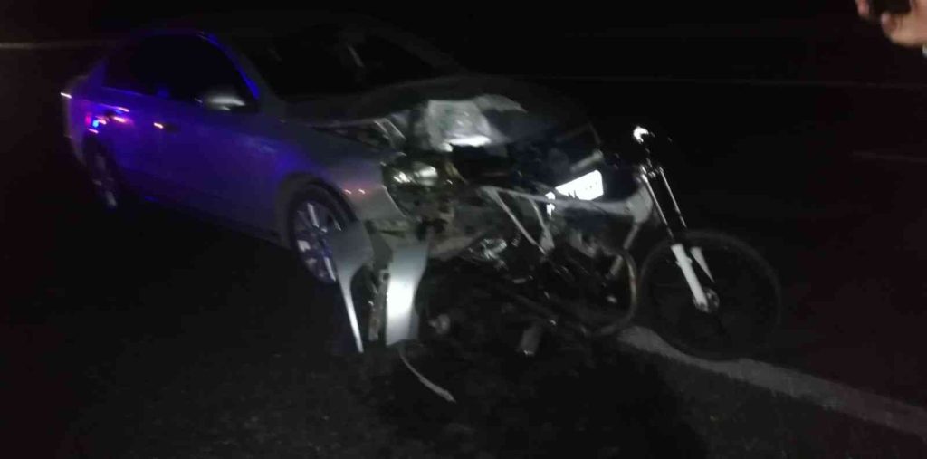 Otomobilin çarptığı motosikletli genç kurtarılamadı