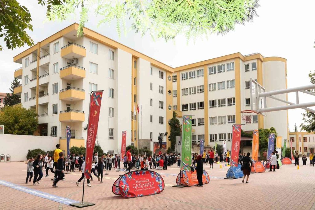 Özel kolejde Cumhuriyet şenlikleri