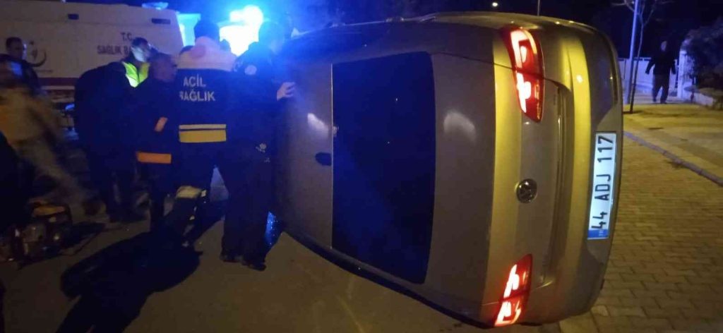 Park halinde araca çarpan otomobil yan yattı: 4 yaralı