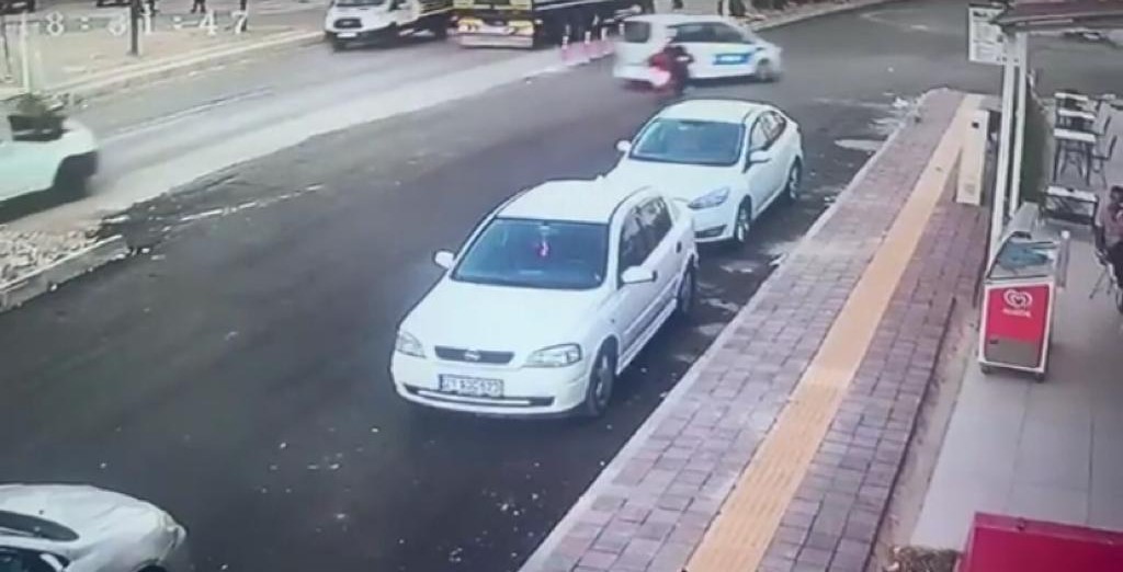 Polis aracına çarpan motorlu kurye ağır yaralandı