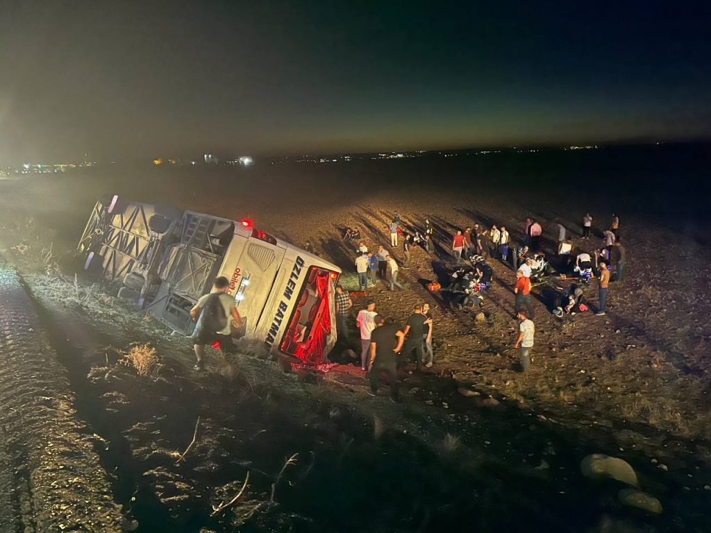 Şanlıurfa’da yolcu otobüsü şarampole devrildi: 25 yaralı