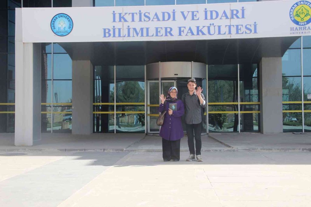 Şanlıurfalı anne-oğlu okuma aşkı aynı sırada buluşturdu