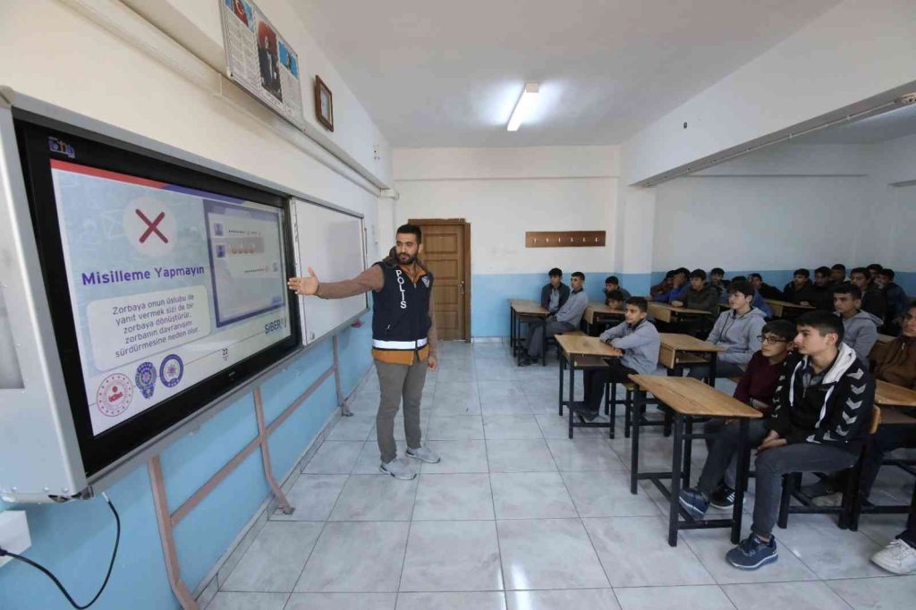’Siberay’ projesiyle öğrenciler bilgilendiriliyor