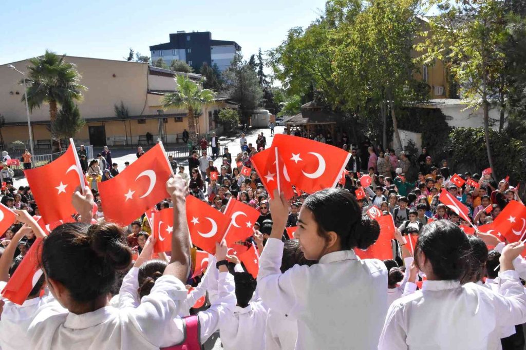 Siverek’te öğrenciler 29 Ekim’i coşkuyla kutladı