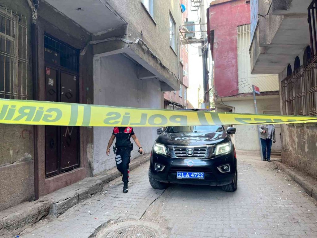 Sokakta oynayan 10 yaşındaki çocuk kurşunların hedefi oldu