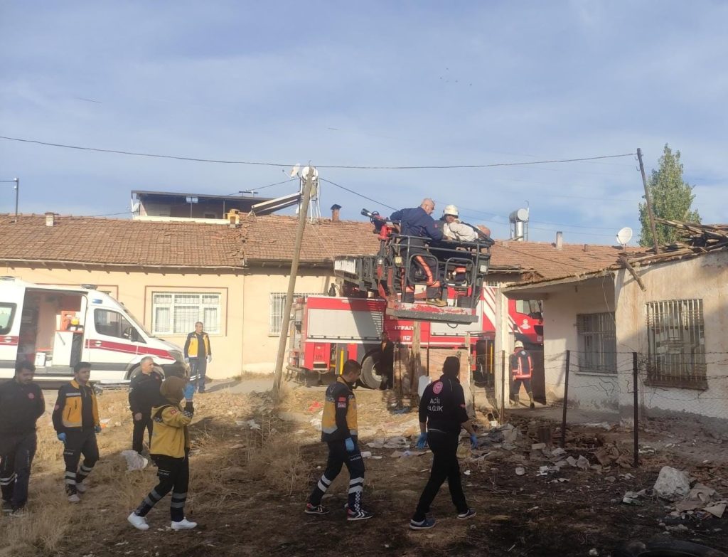 Tadilat yaparken çatı çöktü: 1 yaralı