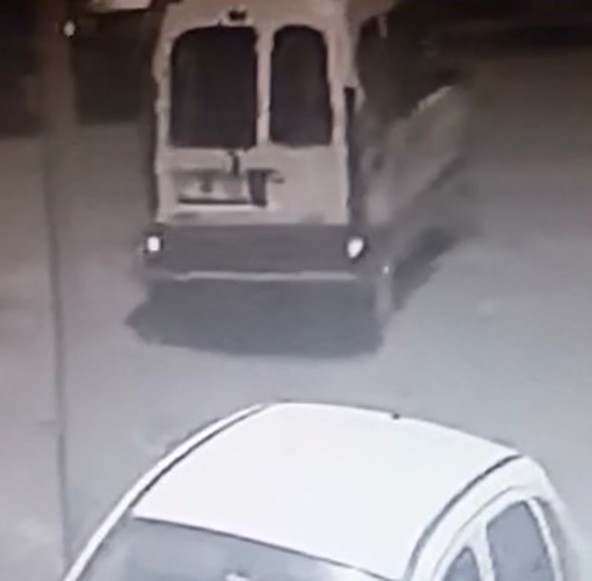 Tamir için bırakılan hafif ticari araç çalındı