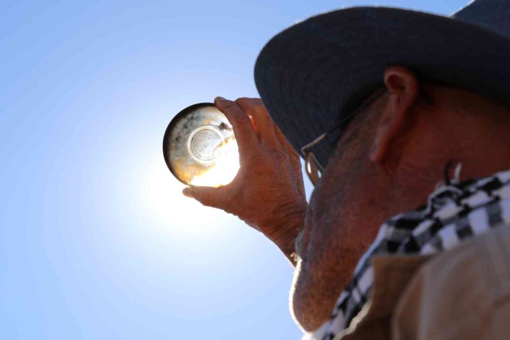 Tarihi anı kaçırmamak için çay tabağını karartıp izledi