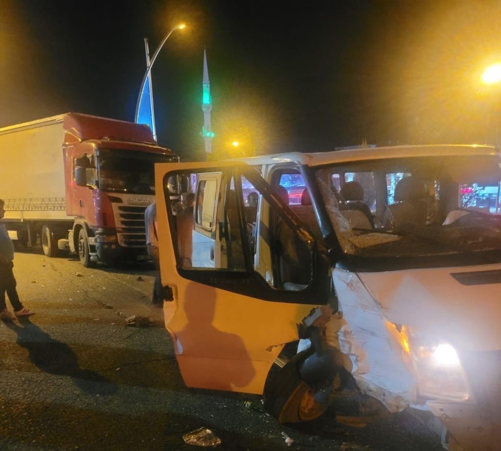 Tır ile minibüs çarpıştı: 4 yaralı