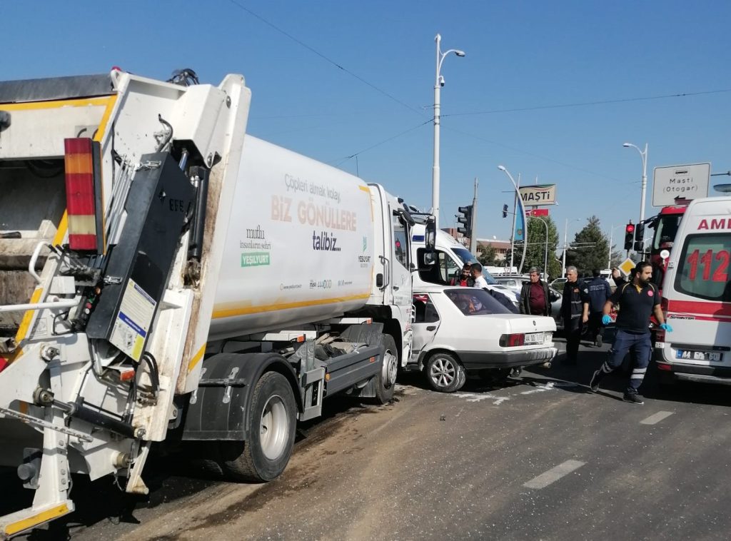 Üç aracın karıştığı kazada 2 kişi yaralandı