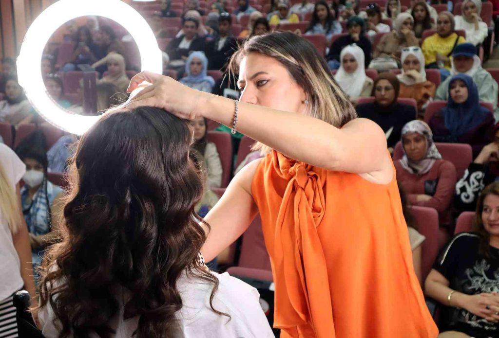 Üniversite öğrencilerine makyaj eğitimi