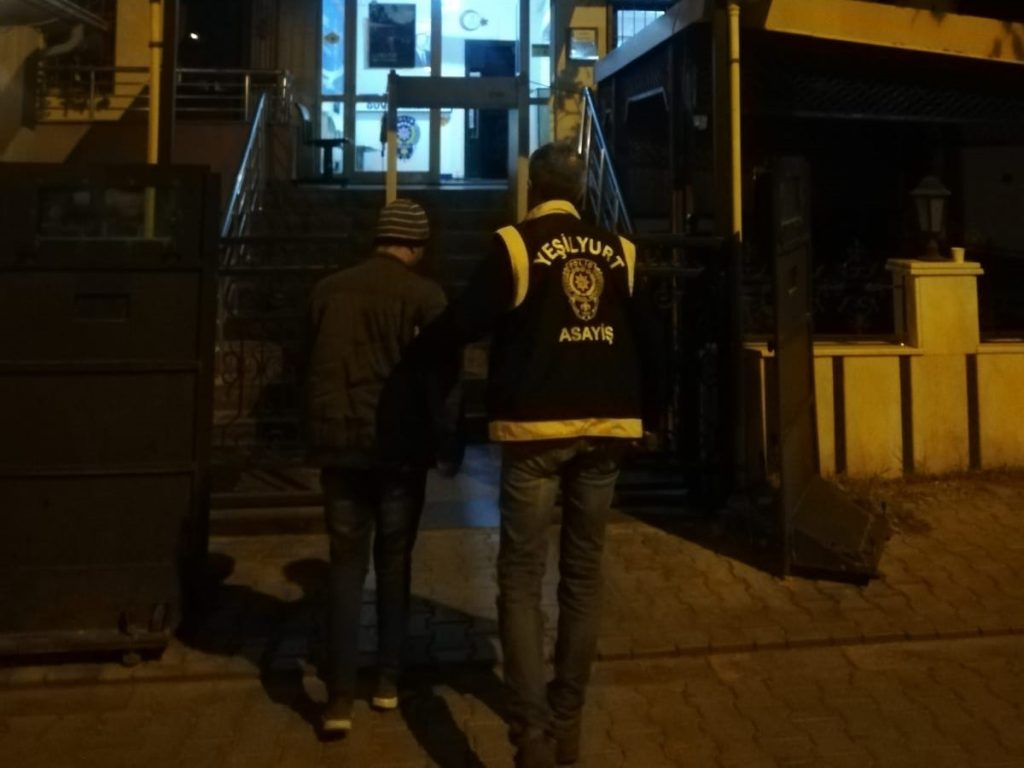 Vicdansız baba 1,5 aylık kızını parkta ölüme terk etti