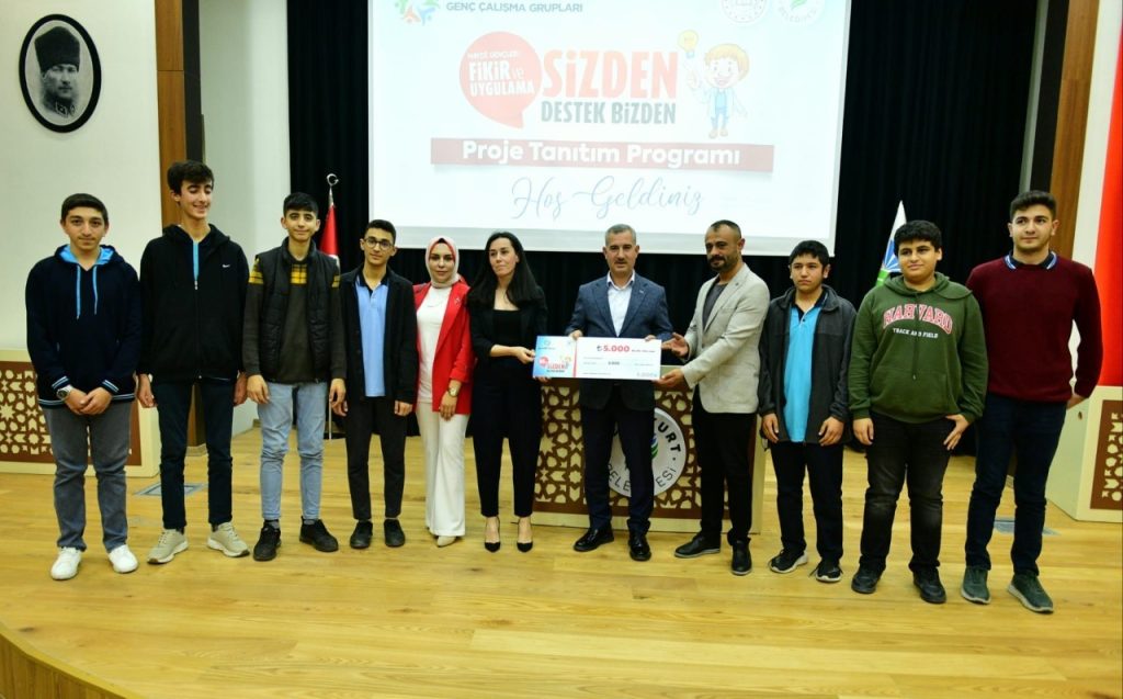 Yeşilyurt’ta genç yeteneklere ödül