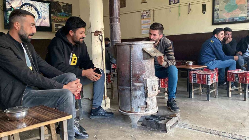 Yılın 6 ayını kar altında geçiren Karlıova’da, sobalar tütmeye başladı