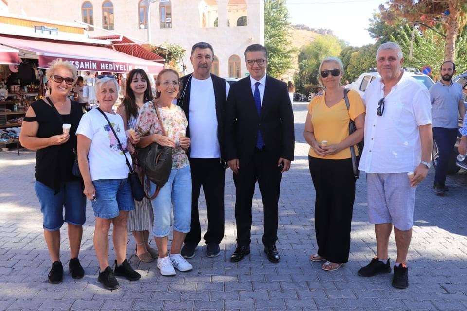 Yolda gördüğü turistleri durdurup ilçeyi sordu