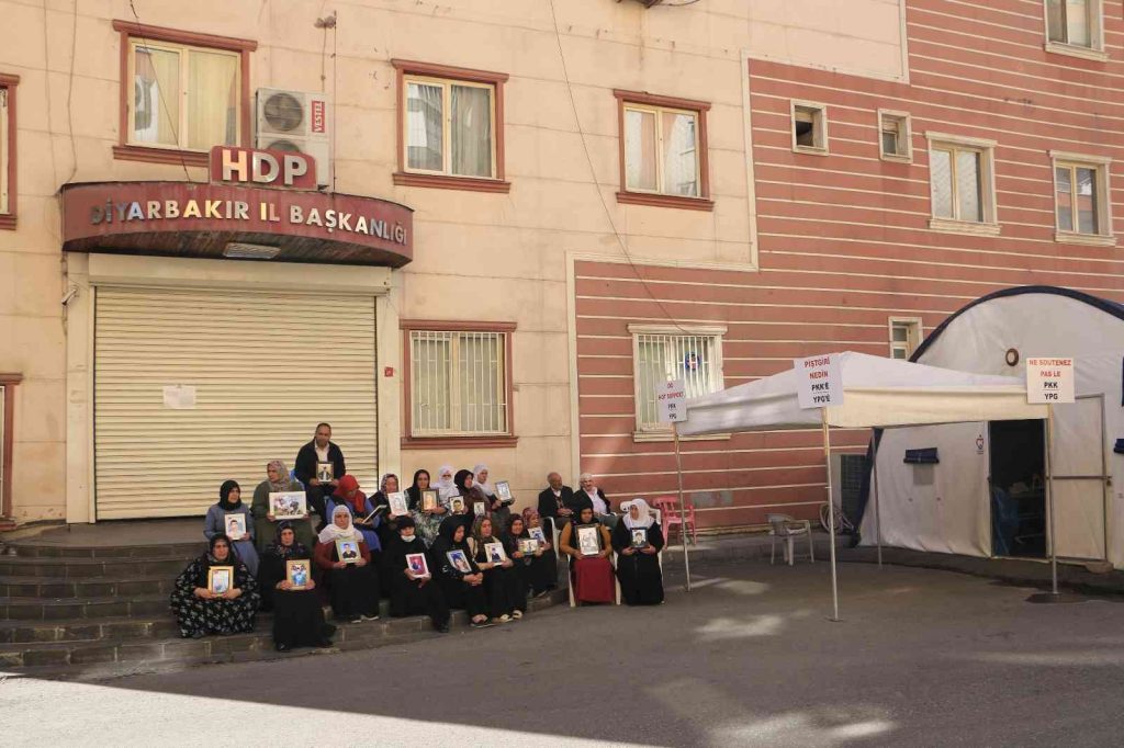 Yüreği yanık ailelerin evlat nöbeti bin 148’inci gününde devam ediyor