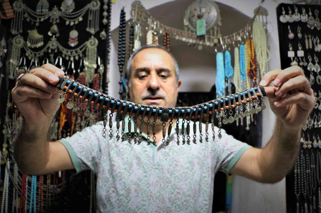 Yüzlerce yıllık eserleri 3 metrekarelik antikacı dükkanında satıyor