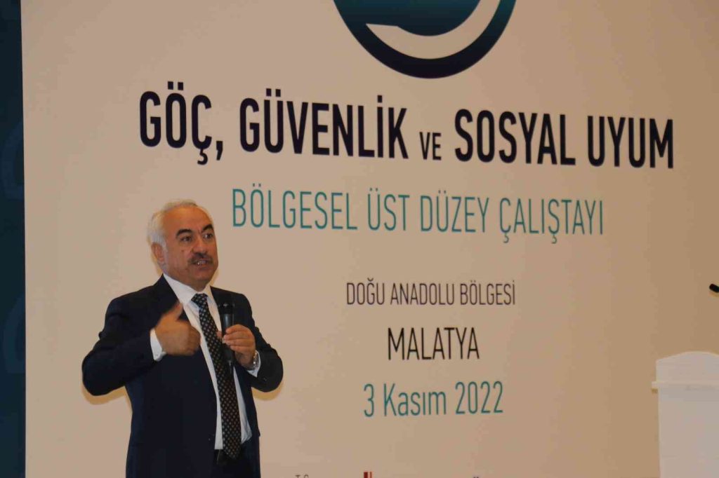 Bakan Yardımcısı Ersoy: “Biz, birilerinin yaptığı gibi Ege Denizi’nde botlarını şişleyip, çocukları soğuk sularda ölüme mahkum edemezdik”