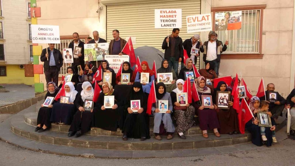 Diyarbakır’da ailelerin evlat nöbeti kararlılıkla devam ediyor
