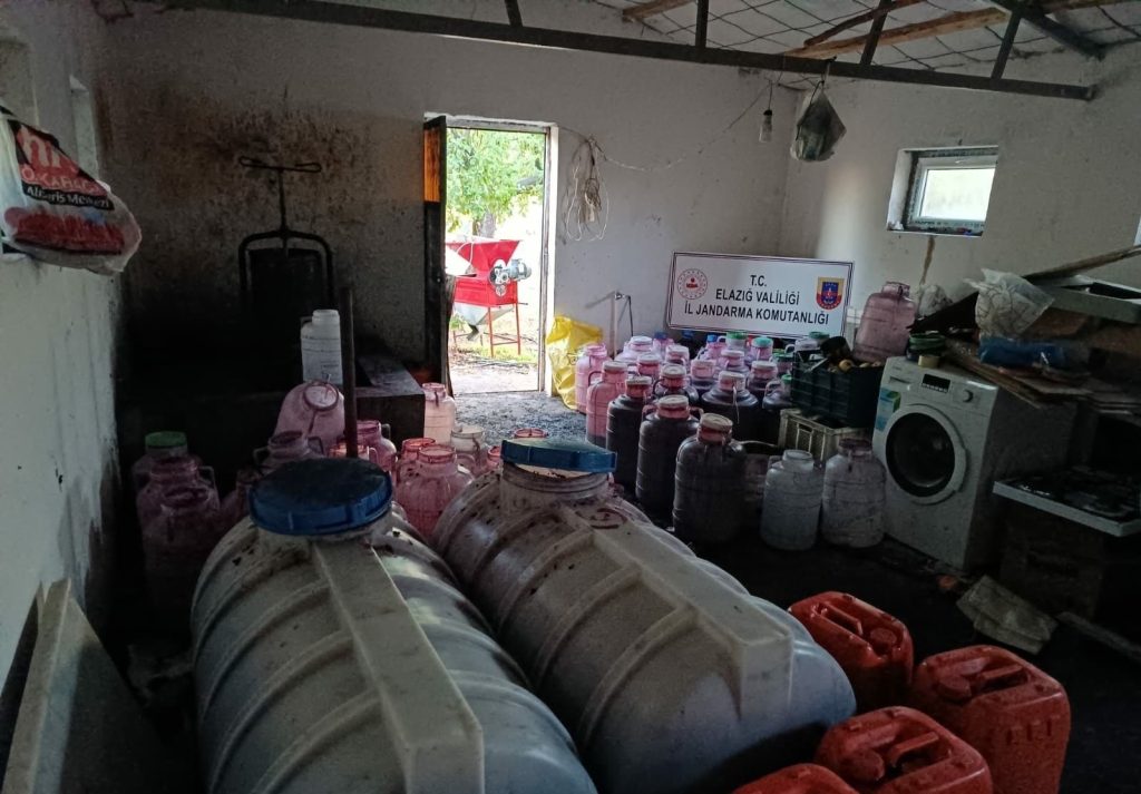 Elazığ’da 2 ton 600 litre kaçak şarap ele geçirildi