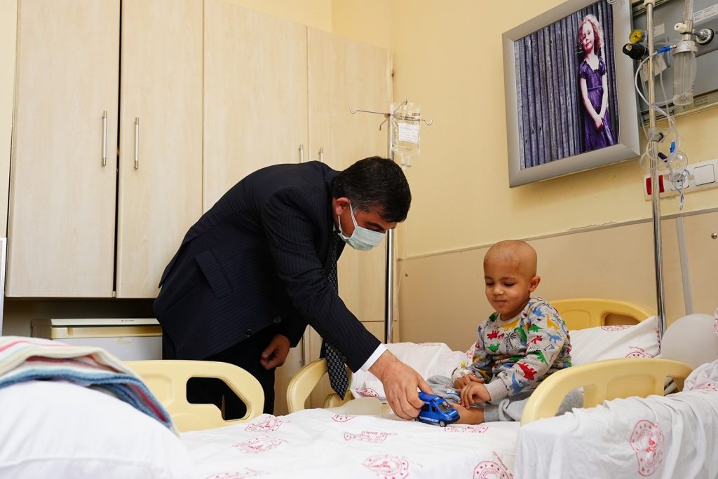 Fadıloğlu’ndan lösemili çocuklara moral ziyareti