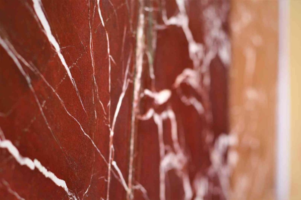 Rengi ve dokusuyla dünyada tek olan ’Elazığ Vişne Mermeri’nde  TOGG talebi