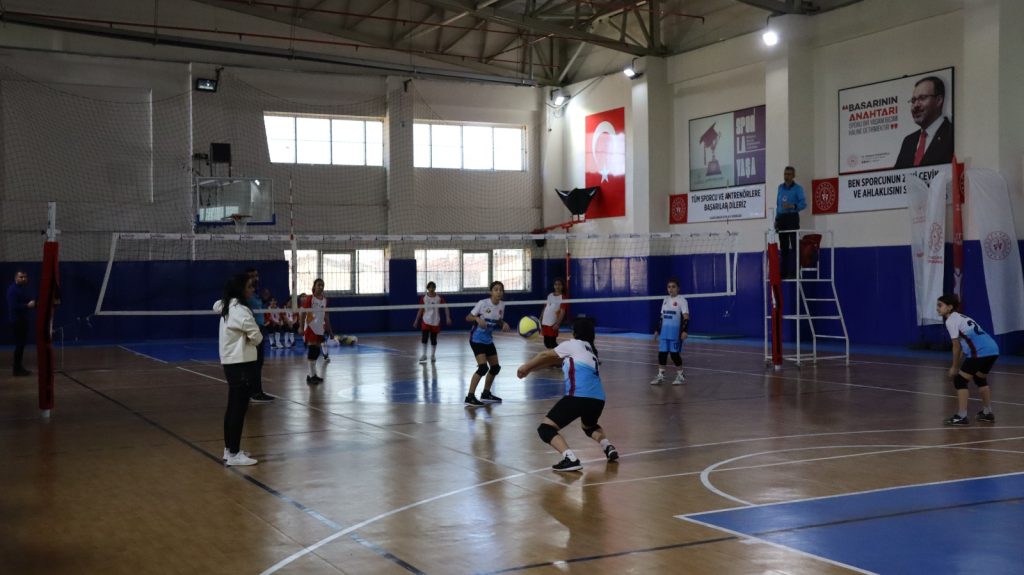 Elazığ – KÜÇÜKLER KIZ-ERKEK VOLEYBOL İL ŞAMPİYONASI BAŞLADI