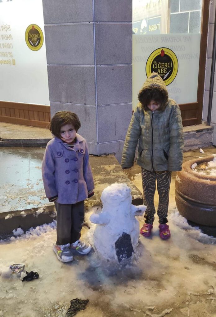 Sokakta üşüyen çocukların hali yürekleri sızlattı