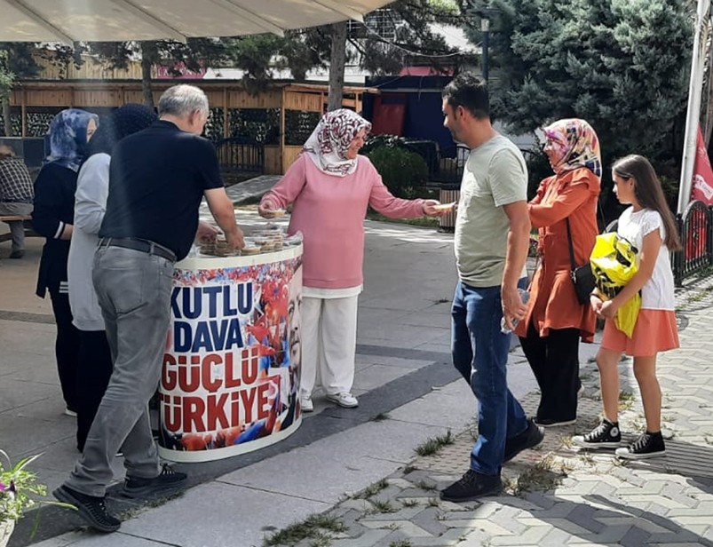 AK Parti Beypazarı Kadın Kolları başkanı Aşure Dağıttı