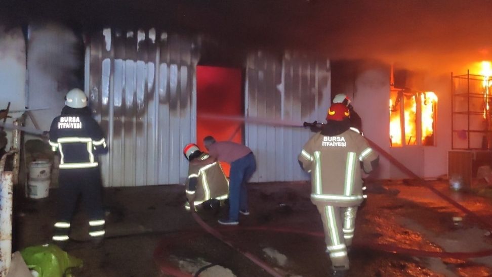 Bursa’da Mobilya İmalathanesinde Yangın; 3 kişi Dumandan Etkilendi