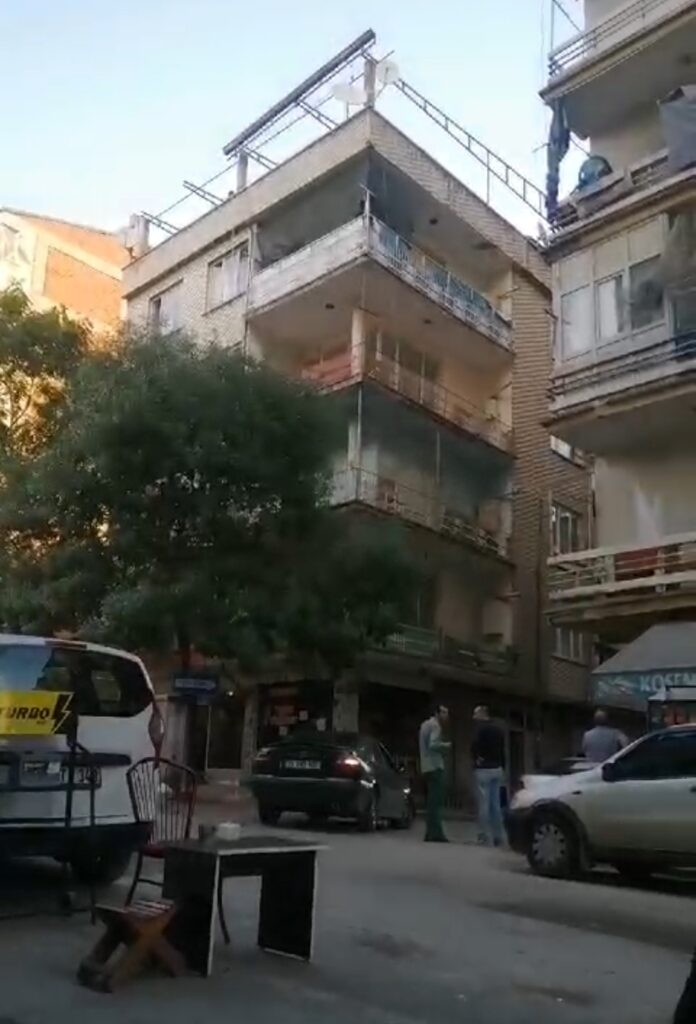 Çatıda demir kesen çocuk yürekleri ağıza getirdi